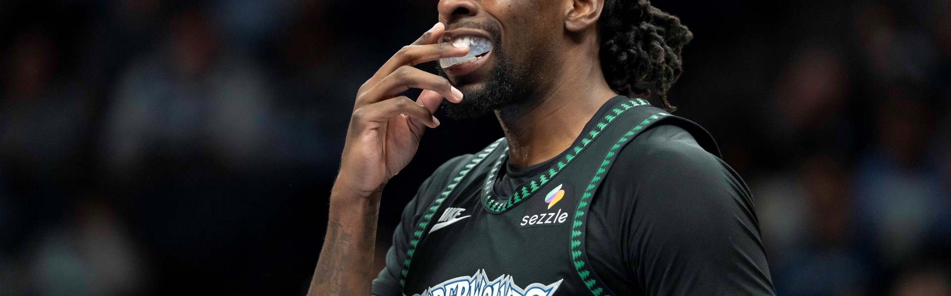 500彩票网官方投注-致敬穆大叔？纳兹·里德追防送大帽 但摇手指被吹技犯