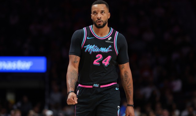 500彩票网官方平台-外线哑火！诺曼·鲍威尔15中7拿到18分 三分7中0